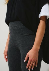 Authentic Cashmere Teplákové kalhoty - mottled carbon