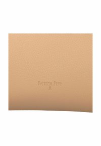 Beige lederen portemonnee met een textuurafwerking en geperst "PATRIZIA PEPE" logo. Glad afgewerkte randen en afgeronde hoeken, compact ontwerp.