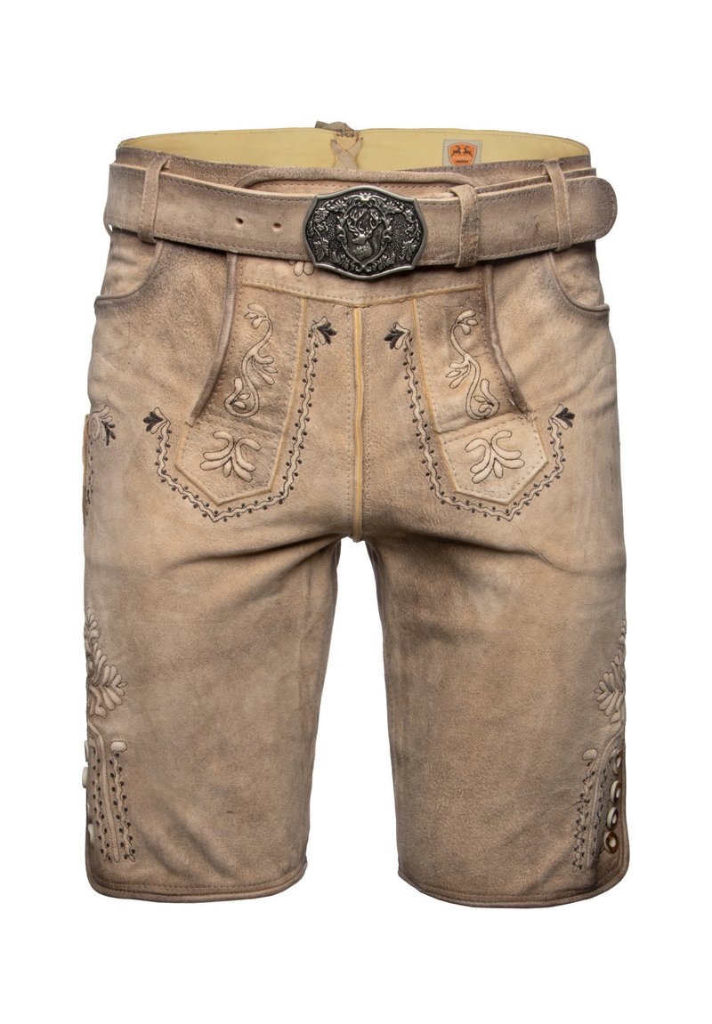 Perinteiset vaaleanruskeat nahka-lederhosenit, joissa on yksityiskohtainen kukkaembroidery, sivunapit, etutaskut ja vyö, jossa on hirvenembleemilla varustettu solki.