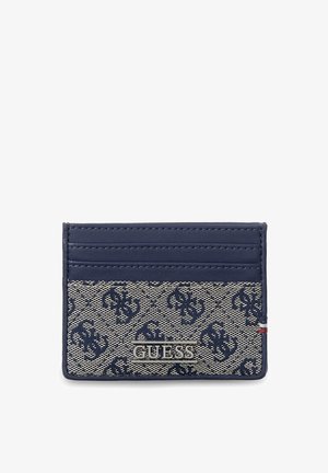 Marineblauer und beiger, gemusterter Guess-Kartenhalter mit mehreren Kartenfächern, Metalllogo und kleinem dreifarbigem Stoffdetail an der Seite.