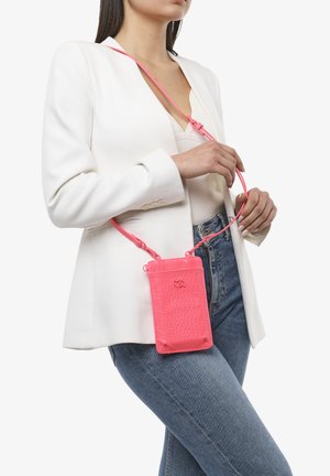 Pochette per telefono a tracolla con motivo coccodrillo rosa, dotata di una tracolla coordinata, caratterizzata da una forma rettangolare compatta e una texture lucida.