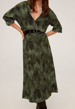 Maxi-Kleid mit grünem Schlangenprint, tiefem V-Ausschnitt, kurzen umgeschlagenen Ärmeln und einem schwarzen Gürtel in der Taille, mit einer glatten Textur.