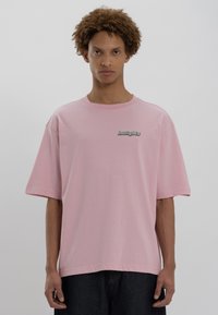 LOW LIGHTS STUDIOS® SANDED LOGO - Apdrukāts T-krekls - pink