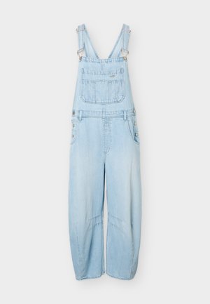 Ανοιχτό μπλε τζιν ολόσωμη φόρμα με ρυθμιζόμενους ιμάντες στους ώμους, τσέπη στο στήθος μπροστά, πλαϊνά κουμπιά και παντελόνι φαρδιάς γραμμής.