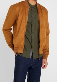INDICODE JEANS Imiteret læderjakke - camel
