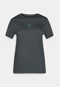 Mörkgrå kortärmad t-shirt i mjukt tyg, med en grön logotyp i mitten, rundad halsringning och rak nederkant.