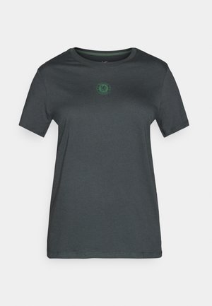 Mørkegrå kortermet t-skjorte laget av myk stoff, med en grønn logo i midten, rund hals og rett hem.