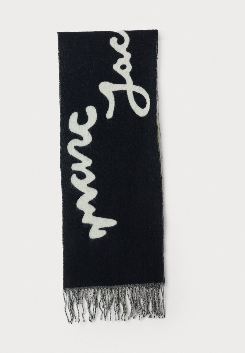 Must mustra, millel, kursiivkirjaga valge tekst. Pehme kangaga, franjeerithullude servadega, rõhutab moodsa ja ainulaadse disaini.