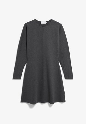 Robe grise à manches longues en tissu doux, avec un col rond, une silhouette en A et un subtil détail de couture à l'avant.