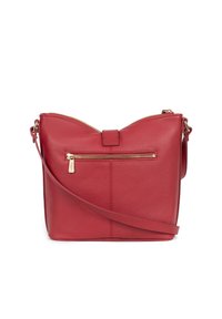 Borsa a tracolla rossa in pelle con chiusura a zip, tasca frontale e tracolla piatta regolabile. Superficie texturizzata e dettagli in metallo dorato.