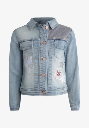 Světlá modrá džínová bunda s knoflíkovým zapínáním, dvěma náprsními kapsami a flitrovými aplikacemi ve tvaru hvězdy v různých barvách.