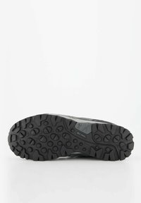 Schwarzer Outdoorschuh mit strukturiertem Gummisohle, die über tiefe Profilmuster für besseren Halt verfügt. Verstärkter Zehenbereich und Zwischensohle für Langlebigkeit.