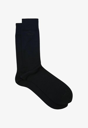 Par sorte crew-sokker med ribbede manchetter, lagt fladt og overlappende på en hvid baggrund.