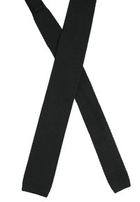 Corbata de tejido negro trenzado, con una textura que destaca, y forma delgada. Los extremos están acabados de manera pulcra, lo que ofrece un aspecto limpio y formal.