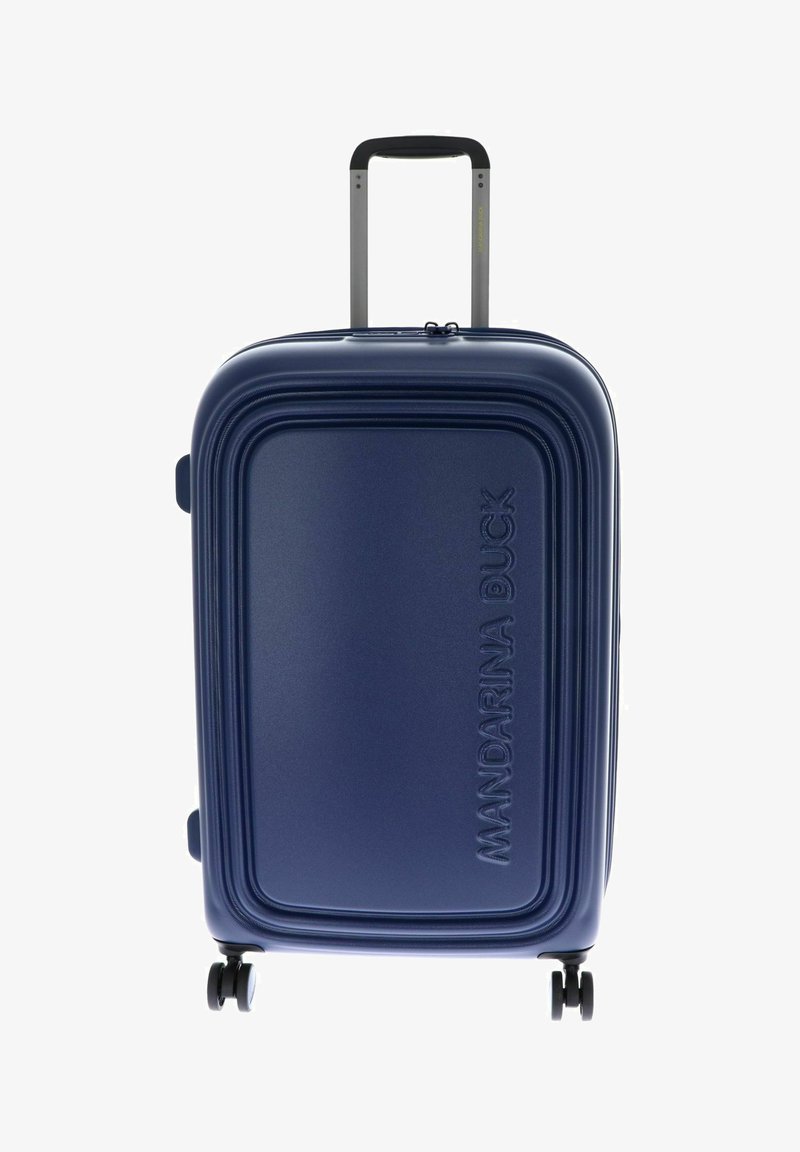 Valise rigide bleu foncé avec quatre roues multidirectionnelles et poignée télescopique étendue, logo "MANDARINA DUCK" embossé à l'avant.