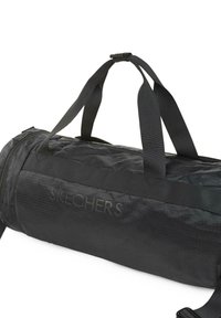 Bolsa de deporte negra con un acabado texturizado, que cuenta con dos asas de transporte, una correa ajustable y un logo grabado de "SKECHERS".