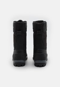 Schwarze wasserdichte Stiefel mit strukturiertem Obermaterial, verstärktem Absatz und robuster Gummisohle. Mit verstellbaren Riemen in der Nähe des Knöchels.