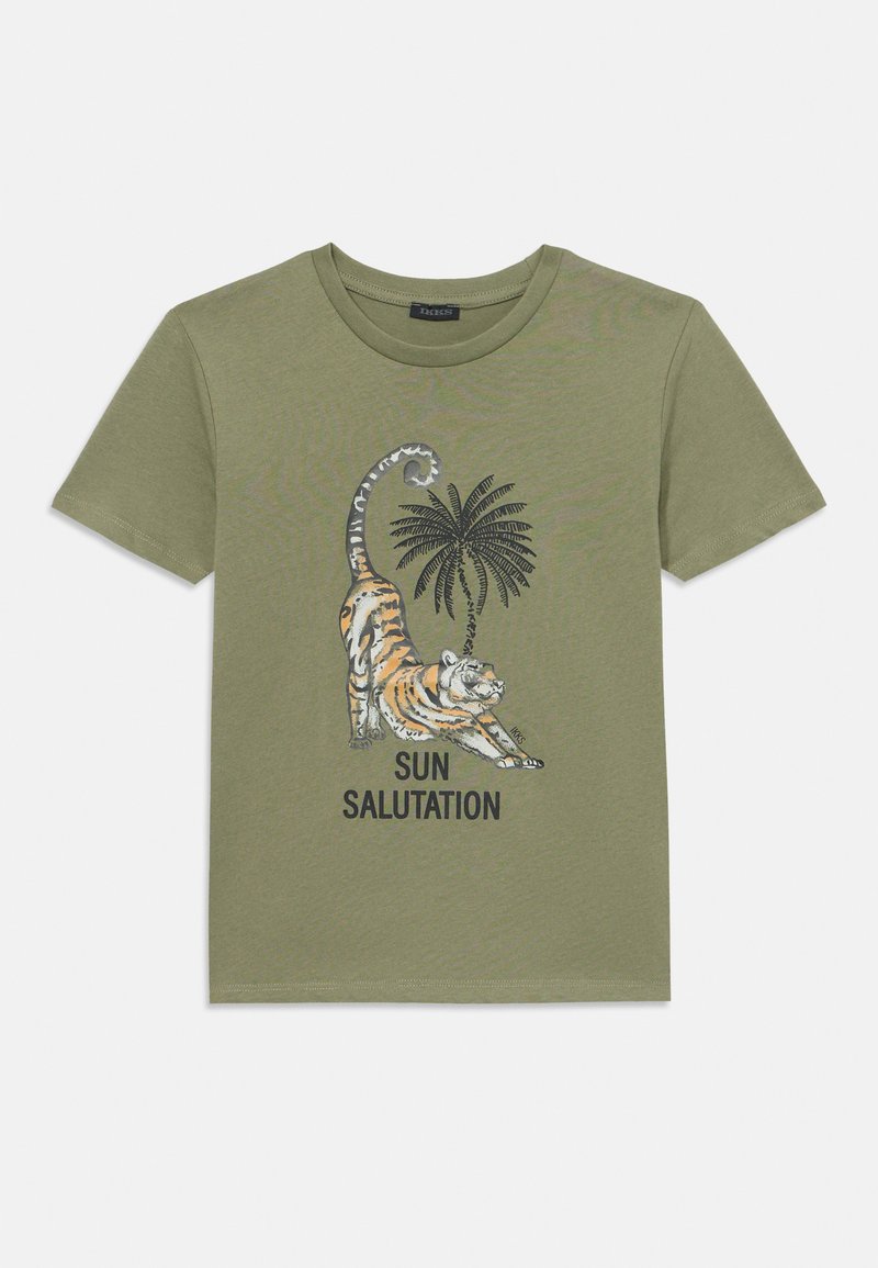 Olivegrünes Baumwoll-T-Shirt mit einem Grafikmotiv eines sich dehnenden Tigers und einer Palme, mit dem Text "SONNENBEGRÜSSUNG" in Schwarz.