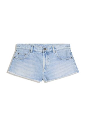 Lyseblå denimshorts med frynser i kanten, forreste knap og lynlås samt to forlommer på hvid baggrund.