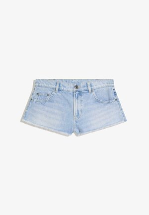 Pantaloni scurți din denim albastru deschis cu tivuri zdrențuite, nasture și fermoar în față, și două buzunare frontale pe fundal alb.