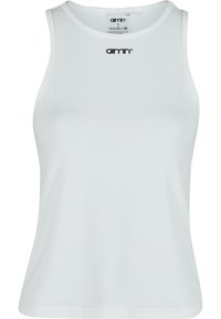 Canottiera atletica bianca realizzata in materiale sintetico liscio. Presenta un colletto rotondo e spalline sottili, con il logo "aim'n" visibile sul davanti.