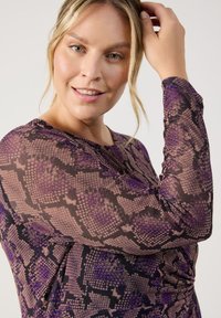 Samoon MIDI MIT SEITLICHER DRAPIERUNG - Freizeitkleid - caramel gemustert