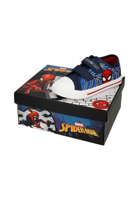 Baskets enfant bleu et rouge Spider-Man avec des bandes velcro sur une boîte à chaussures assortie à thème Spider-Man.