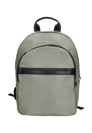 Zaino in nylon verde con una tasca con cerniera nera, maniglia superiore e spallacci imbottiti. Texture liscia e design minimalista.