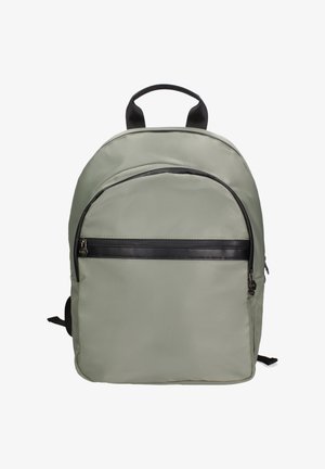 Zaino in nylon verde con una tasca con cerniera nera, maniglia superiore e spallacci imbottiti. Texture liscia e design minimalista.
