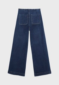 Temno modri široki jeans iz denima, ki imajo dve zadnji žepu in čist rob. Tekstura je gladka z diskretnimi šivnimi detajli.