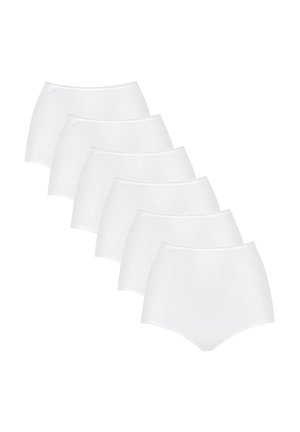 Sechs weiße Slips mit hohem Bund, fächerförmig gestapelt, jeweils mit einem kleinen Etikett am Bund, vor weißem Hintergrund.