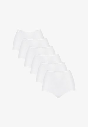 Six culottes blanches taille haute disposées en éventail, chacune avec une petite étiquette sur la ceinture, sur fond blanc.