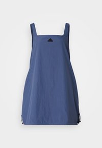 Modrá bezramínková šaty se čtvercovým výstřihem, na hrudi s malým černým logem a nastavitelnými šňůrkami v dolní části. Hladká, lehká látka.