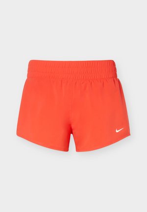 Short de sport orange vif avec taille élastique et petit logo blanc Nike swoosh sur la jambe gauche sur fond uni.