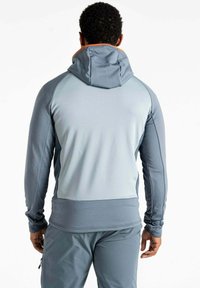 Grauer sportlicher Hoodie mit strukturierter Oberfläche, orangefarbene Akzente am Rand der Kapuze, figurbetontes Design und Kängurutasche vorne.