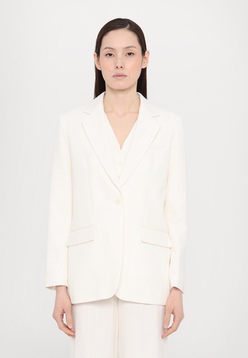 Blazer blanc à rayures avec un design structuré, fermeture à bouton unique et deux poches avant. Tissu lisse avec une texture raffinée.