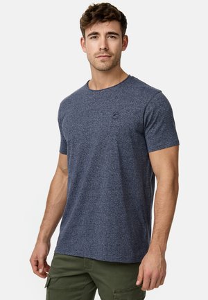 Camiseta de manga corta en azul marino hecha de una tela texturada, con un cuello redondo y un pequeño logo en el pecho.