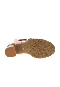 Sandale à talon avec une semelle extérieure en tan embossée de fleurs, un design supérieur en rose, or et transparent, dotée d'une sangle ajustable pour un meilleur maintien. Taille 38.