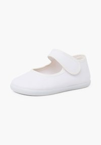 Chaussure blanche pour tout-petit avec embout arrondi, semelle flexible et bride réglable à fermeture auto-agrippante sur le dessus.