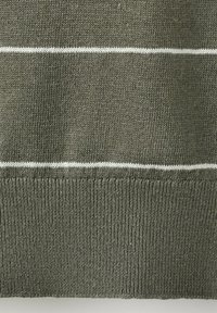Olivengrønt strikket sweaterstof med to tynde hvide horisontale striber og ribkant forneden.