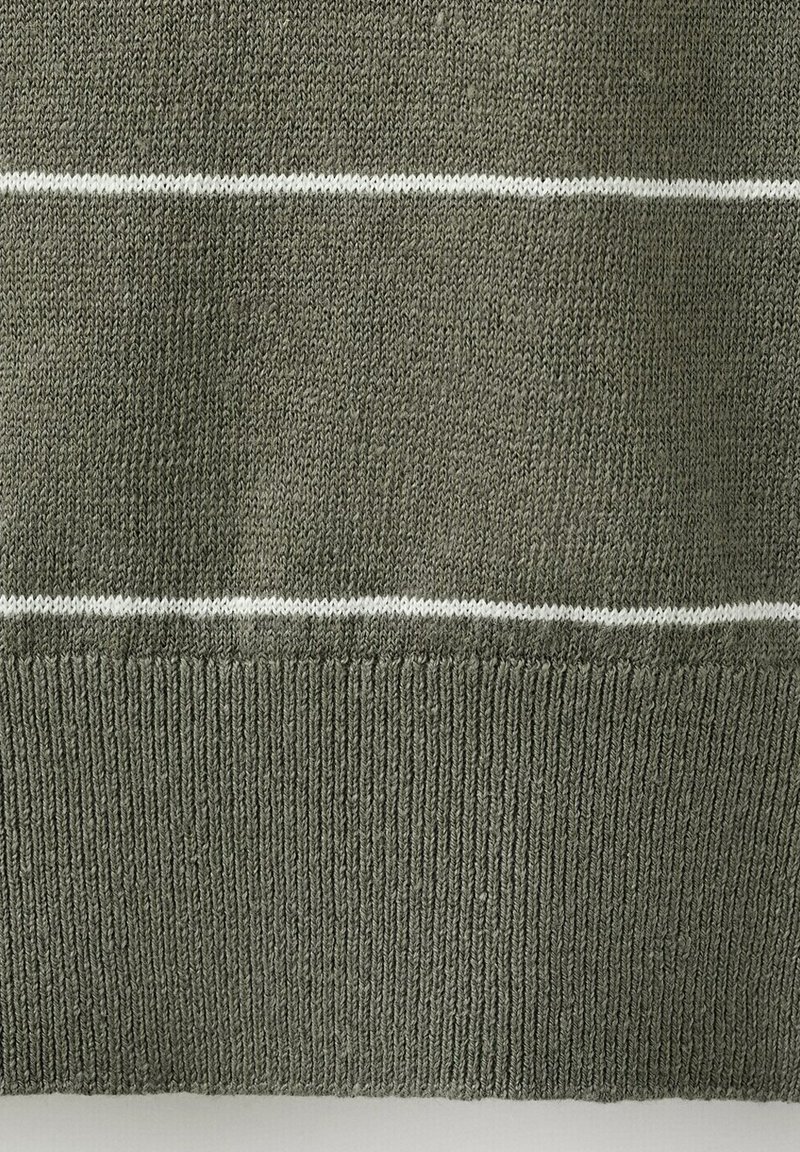 Tissu en maille de pull vert olive avec deux fines rayures blanches horizontales et ourlet côtelé en bas.