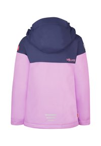Giacca impermeabile viola e blu navy con cappuccio, dotata di un logo, accentuazioni riflettenti sul retro e maniche lunghe.