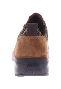 Bruine suède en mesh sportieve schoen met een zwarte zool en accenten. Heeft een gestructureerde achterkant en een trekband voor eenvoudig aan- en uittrekken.