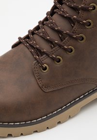 Pier One Botins de atacadores - dark brown