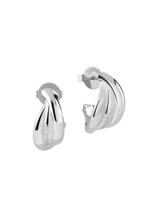 Boucles d'oreilles en argent avec un design tordu, finition polie et branding subtil à l'arrière. Fabriquées en métal avec une texture lisse.
