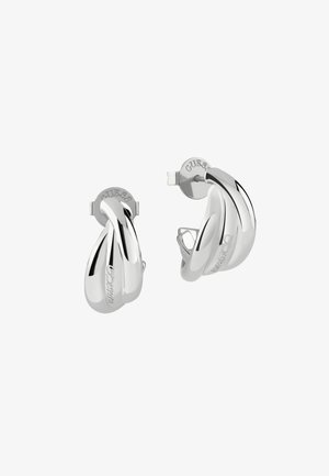 Orecchini a cerchio in argento con un design torcido, finitura lucida e sottile branding sul retro. Realizzati in metallo con una texture elegante.