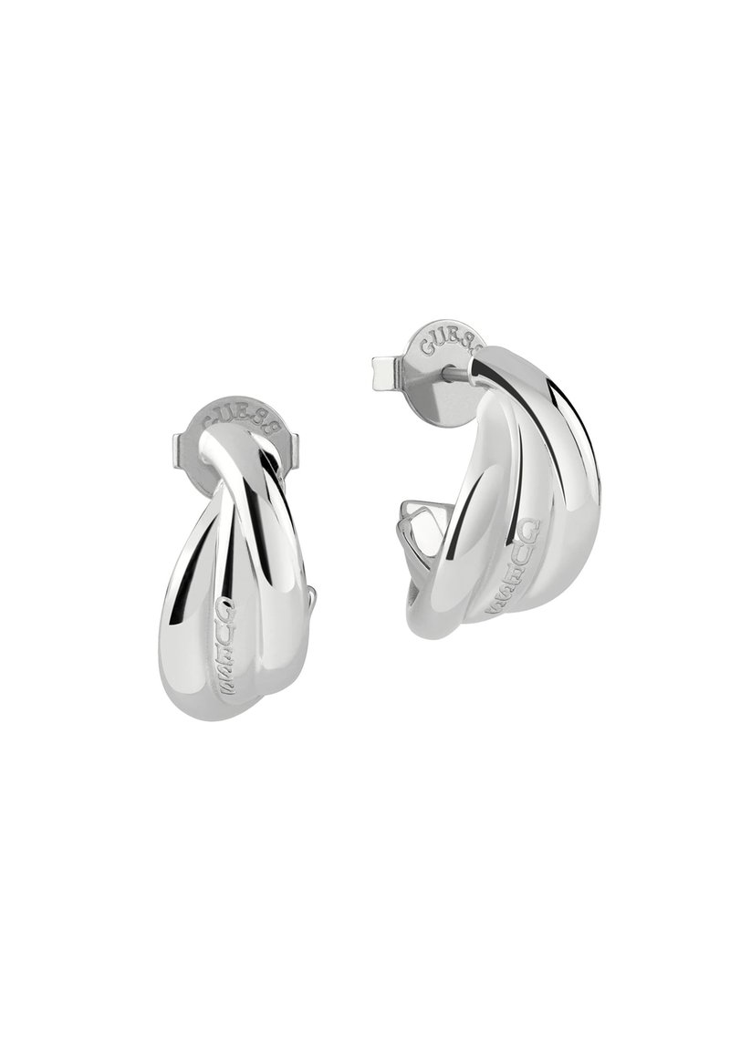 Orecchini a cerchio in argento con un design torcido, finitura lucida e sottile branding sul retro. Realizzati in metallo con una texture elegante.