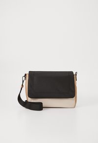 Borsa a tracolla nera e marrone con chiusura a patta, realizzata in tessuto resistente. Include una tracolla e una tasca frontale per riporre gli oggetti.