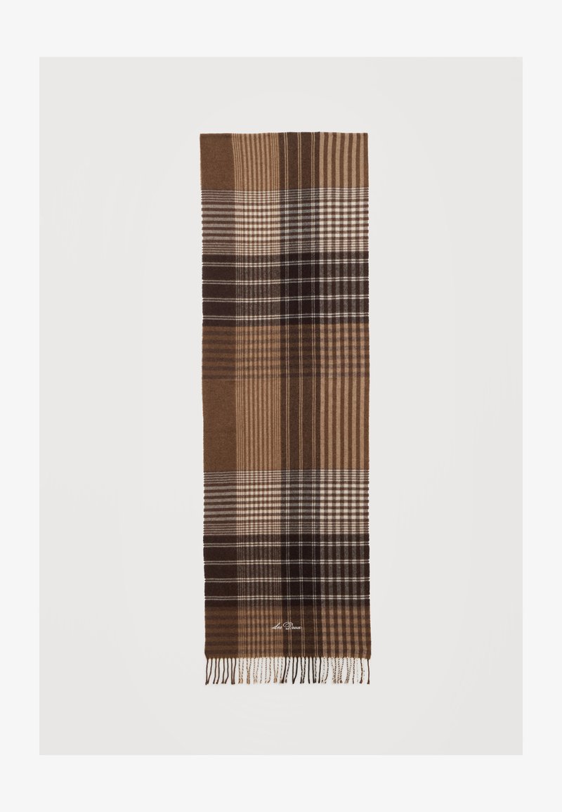 Écharpe en laine à carreaux marron et beige avec des extrémités à franges et un texte brodé discret près du bord inférieur sur fond uni.