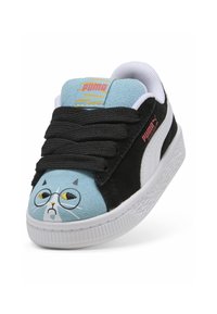 Mustaline ja sinine sviidist tennisekets, mille varvasel on kassi näo kujundus, mustad nöörid, valged aktsendid ja tekstureeritud kummist tallad.